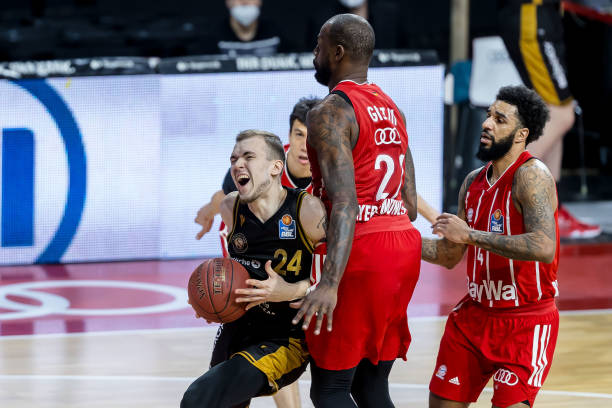 更大荣誉的 更大荣誉的